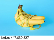 Спелые бананы и измерительная лента на цветном фоне. Концепция похудания. Стоковое фото, фотограф Pixel_shot / Фотобанк Лори