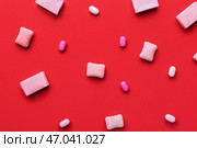 Жевательная резинка на цветном фоне. Стоковое фото, фотограф Pixel_shot / Фотобанк Лори