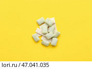 Жевательная резинка на цветном фоне. Стоковое фото, фотограф Pixel_shot / Фотобанк Лори