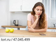 Distressed young woman reading a message on a mobile phone. Стоковое фото, фотограф Яков Филимонов / Фотобанк Лори