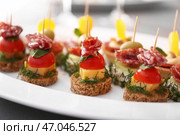 Вкусные канапе на тарелке, крупным планом. Стоковое фото, фотограф Pixel_shot / Фотобанк Лори