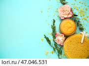Баночка сахарного скраба с пучком мочалки на цветном фоне. Стоковое фото, фотограф Pixel_shot / Фотобанк Лори
