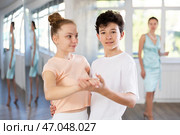 Adolescent dance duo, boy and girl, refining slow foxtrot with female coach. Стоковое фото, фотограф Яков Филимонов / Фотобанк Лори