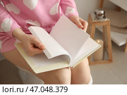 Молодая женщина читает книгу сидя на унитазе в туалете. Стоковое фото, фотограф Pixel_shot / Фотобанк Лори
