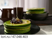 Лить мед на вкусные зеленые блины. Стоковое фото, фотограф Pixel_shot / Фотобанк Лори