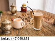 Стакан вкусного фраппе кофе на деревянный стол. Стоковое фото, фотограф Pixel_shot / Фотобанк Лори