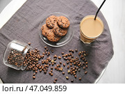 Стакан вкусного фраппе кофе с печеньем и фасолью на столе. Стоковое фото, фотограф Pixel_shot / Фотобанк Лори