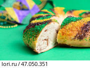 Праздничный торт для праздника Марди Гра (Fat Tuesday) на цветном фоне. Стоковое фото, фотограф Pixel_shot / Фотобанк Лори