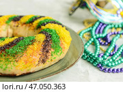 Праздничный торт для праздника Марди Гра (Fat Tuesday) на светлом столе, крупным планом. Стоковое фото, фотограф Pixel_shot / Фотобанк Лори