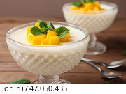 Чаша вкусные Панна Котта на деревянном столе, крупным планом. Стоковое фото, фотограф Pixel_shot / Фотобанк Лори
