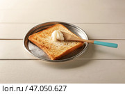 Кокосовое масло со вкусным поджаренным хлебом на белом столе. Стоковое фото, фотограф Pixel_shot / Фотобанк Лори