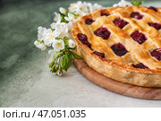 Вкусный вишневый пирог и цветы на столе. Стоковое фото, фотограф Pixel_shot / Фотобанк Лори