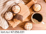 Вкусные кексы с чашкой кофе на деревянный стол. Стоковое фото, фотограф Pixel_shot / Фотобанк Лори
