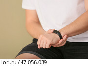 Мужчина с фитнес-трекером проверяет свой пульс на цветном фоне, близком расстоянии. Стоковое фото, фотограф Pixel_shot / Фотобанк Лори