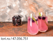 Очки вкусного ежевики лимонад на столе. Стоковое фото, фотограф Pixel_shot / Фотобанк Лори