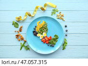 Плита с ингридиентами для свежего вкусного салата и измеряя ленты на деревянной предпосылке. Концепция потери веса. Стоковое фото, фотограф Pixel_shot / Фотобанк Лори