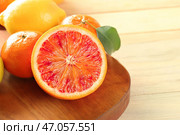 Половина вкусного сицилийского апельсина с цитрусовыми на борту. Стоковое фото, фотограф Pixel_shot / Фотобанк Лори