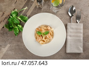 Тарелка вкусных макарон с куриным филе на столе, вид сверху. Стоковое фото, фотограф Pixel_shot / Фотобанк Лори