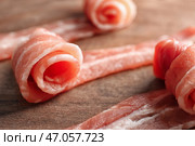 Rashers сала на деревянной доске, крупным планом. Стоковое фото, фотограф Pixel_shot / Фотобанк Лори