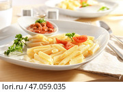 Тарелка вкусной пасты и соус болоньез на столе, крупным планом. Стоковое фото, фотограф Pixel_shot / Фотобанк Лори