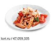 Тарелка вкусной пасты пенне с томатным соусом на белом фоне. Стоковое фото, фотограф Pixel_shot / Фотобанк Лори