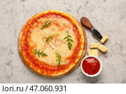 Деревянная доска со вкусной пиццей с пармезаном и томатным соусом на сером граните. Стоковое фото, фотограф Pixel_shot / Фотобанк Лори