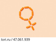 Символ женщины, созданный с помощью гормональных препаратов на бежевом фоне. Стоковое фото, фотограф Pixel_shot / Фотобанк Лори