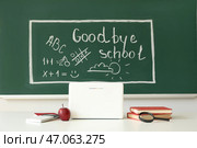 Доска для записей с надписью GOODBYE SCHOOL, рисунками и учительским столом в классе. Стоковое фото, фотограф Pixel_shot / Фотобанк Лори