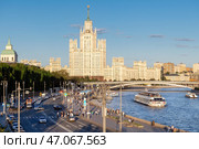 Вид на Москворецкую набережную Москвы-реки и Высотное здание на Котельнической набережной летним вечером. Москва (2024 год). Редакционное фото, фотограф Pukhov K / Фотобанк Лори