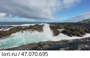 Summer shore of the Barents Sea, waves on the coast of the Rybachy Peninsula, Kola Peninsula, Cape Kekursky. Стоковое видео, видеограф Евгения Глинская / Фотобанк Лори