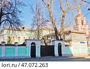Городская усадьба XIX века и Церковь Алексия, митрополита Московского, в Рогожской слободе. Улица Станиславского, 25. Москва. Редакционное фото, фотограф E. O. / Фотобанк Лори