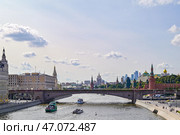 Вид на Московский Кремль и Большой Москворецкий мост. Город Москва, Россия. (2024 год). Стоковое фото, фотограф Александр Тараканов / Фотобанк Лори