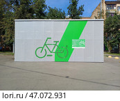 Велопаркинг. 9-я Парковая улица. Район Измайлово. Москва (2024 год). Редакционное фото, фотограф lana1501 / Фотобанк Лори