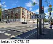 Пятиэтажный четырехподъездный кирпичный жилой дом (типовая серия I-410 САКБ). Построен в 1957 году. Первомайская улица, 119. Район Восточное Измайлово. Москва (2024 год). Редакционное фото, фотограф lana1501 / Фотобанк Лори