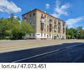 Пятиэтажный четырёхподъездный кирпичный жилой дом серии I-410(САКБ). Построен в 1958 году. Первомайская улица, 121. Москва (2024 год). Редакционное фото, фотограф lana1501 / Фотобанк Лори