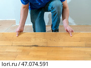 Worker removing old flooring with adequate removal tolls. Стоковое фото, фотограф Луиза Налимова / Фотобанк Лори