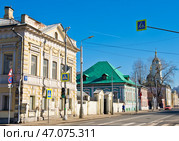 Улица Николоямская. Солнечный день. Ранняя весна. Москва. Россия. Редакционное фото, фотограф E. O. / Фотобанк Лори