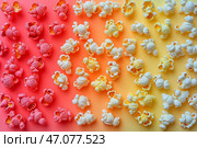 Colorful abstract flat lay of popcorn creating a vibrant gradient pattern. Красочный абстрактный плоский слой попкорна, создающий яркий градиентный узор. Стоковое AI-изображение, AI-художник Katsiaryna Repich / Фотобанк Лори