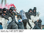Праздник Масленица, взятие снежного городка. Территория Кафедрального собора в честь Преображения Господня. Город Бердск, Новосибирская область, Западная Сибирь, Россия. Редакционное фото, фотограф Евгений Мухортов / Фотобанк Лори