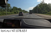 Автодорога М7 Москва - Владимир. Июль. Вид из салона автомобиля. Highway M7 Moscow - Vladimir. July. View from inside the car. Стоковое видео, видеограф Горшков Александр / Фотобанк Лори