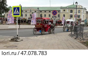 Конные экипажи на улицах старинного русского города Суздаль. Июль. Horse-drawn carriages on the streets of the ancient Russian city Suzdal. July. Редакционное видео, видеограф Горшков Александр / Фотобанк Лори