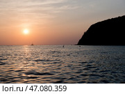 Черное море,     осень,    закат солнца. Краснодарский , Туапсинский      , Михайловская     бухта. (2022 год). Стоковое фото, фотограф Александр Циликин / Фотобанк Лори