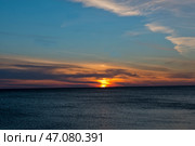 Черное море,     осень,          закат      солнца. Краснодарский край, Туапсинский район     , Михайловская бухта. (2022 год). Стоковое фото, фотограф Александр Циликин / Фотобанк Лори