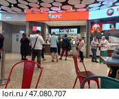 Международная сеть ресторанов общественного питания «KFC». Интерьер торгово-развлекательного центра «Щёлковский». Щелковское шоссе, 75. Район Гольяново. Москва (2023 год). Редакционное фото, фотограф lana1501 / Фотобанк Лори