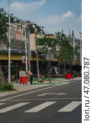 A lively urban street scene bustling with local vendors, surrounded by vibrant greenery everywhere. Стоковое фото, фотограф David Kashakhi / Фотобанк Лори