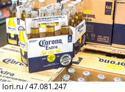Пиво Corona Extra продается в сетевом магазине. Бутилированные крепкие алкогольные напитки. Редакционное фото, фотограф FotograFF / Фотобанк Лори
