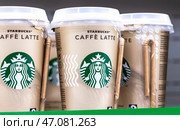 Чашки для кофе Starbucks с логотипом Starbucks готовы к продаже на полке в супермаркете (2022 год). Редакционное фото, фотограф FotograFF / Фотобанк Лори