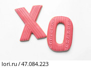 Сладкое печенье в форме символа XO на белом фоне. Празднование Дня святого Валентина. Стоковое фото, фотограф Pixel_shot / Фотобанк Лори