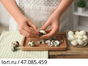 Женщина чистит сваренные перепелиные яйца на кухне, крупный план. Стоковое фото, фотограф Pixel_shot / Фотобанк Лори