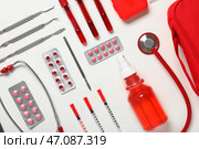 Медицинские принадлежности с инсулиновыми шприцами, пробирками с кровью и стетоскопом на белом фоне. Вид сверху. Стоковое фото, фотограф Pixel_shot / Фотобанк Лори